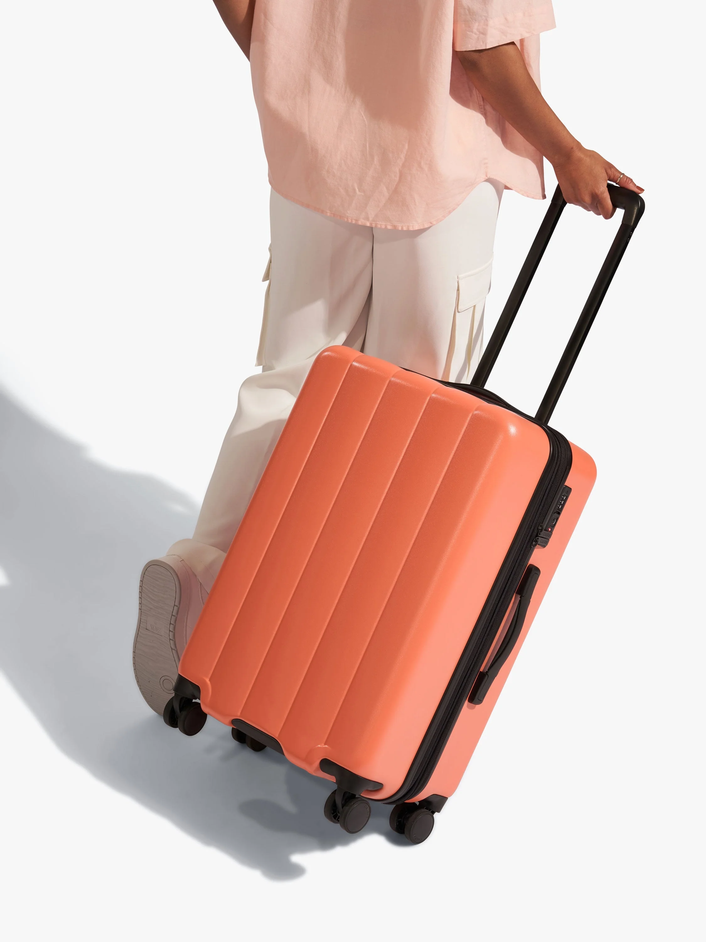 Evry Medium Luggage - Image 37
