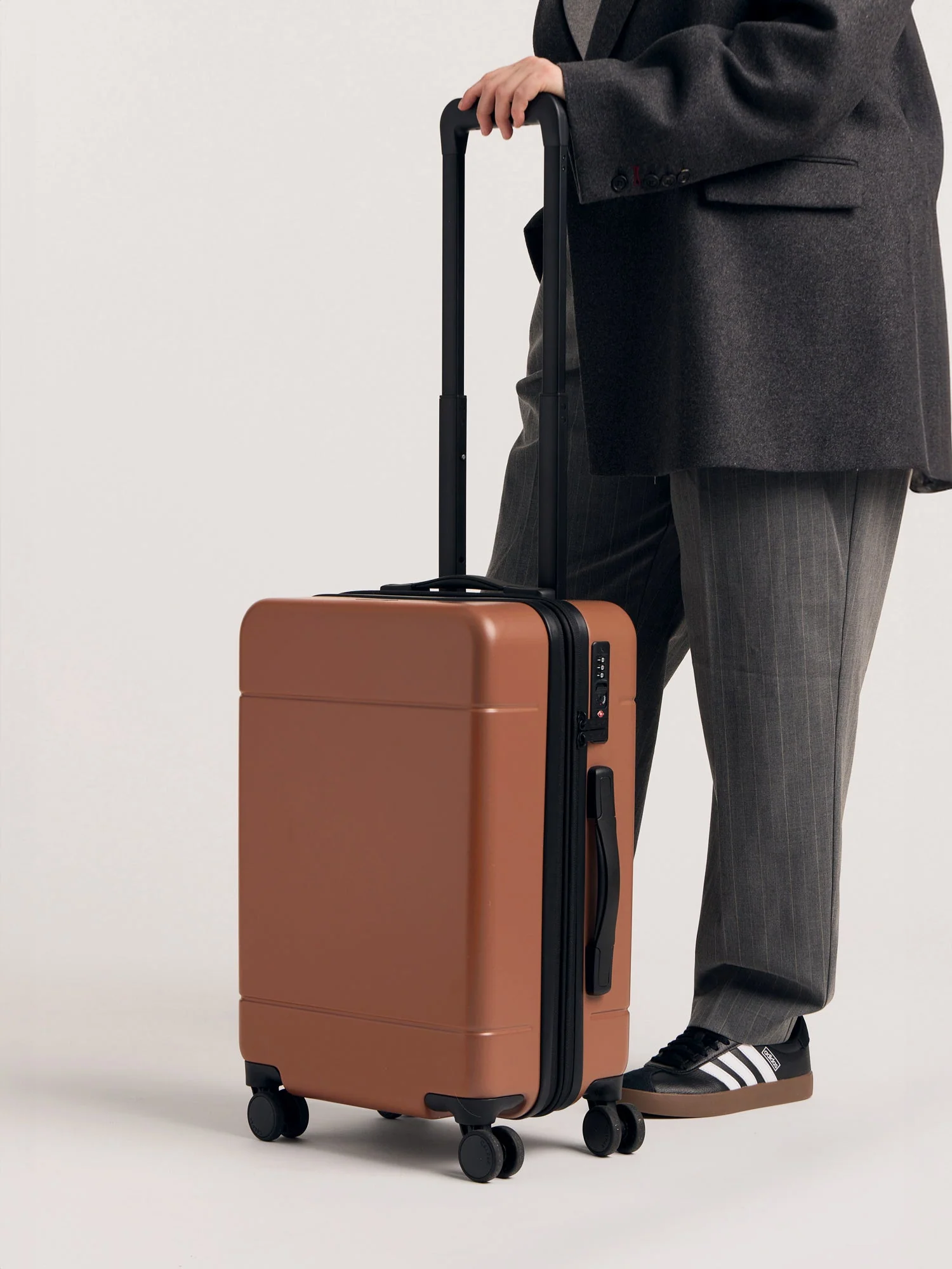 Hue Carry-On Luggage - Image 7