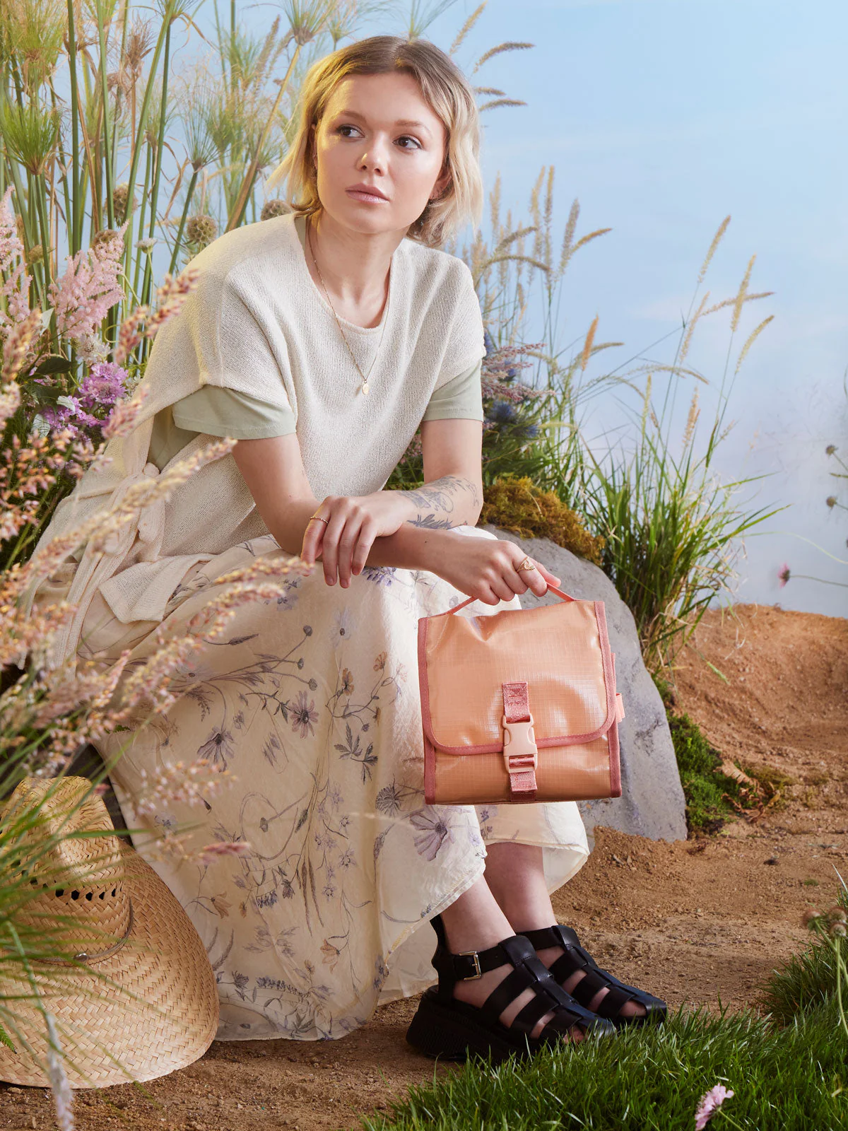 Terra Hanging Toiletry Bag - Image 4